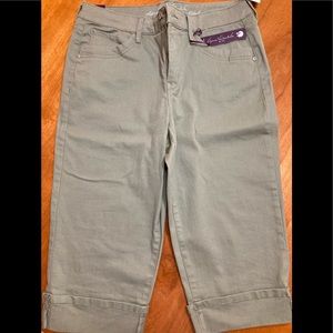 NWT Gloria Vanderbilt Capris